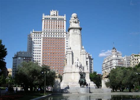 The dry season extends beyond the summer and average temperature depends on altitude and latitude. La Plaza de España en Madrid: Historia, Monumentos y Mucho Más