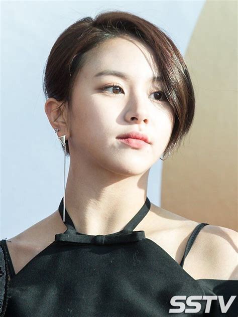 Blue short hair chaeyoung is the out of this world. son chaeyoung from twice // hairstyle | Hair styles, Short ...