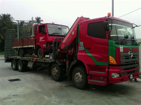 Rakaman cara kerja pemandu lori kargo yang memuat pasir. Lori Kren Service: lori kren Self loader Banting Selangor