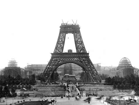 Construite à l'origine pour ne durer que 20 ans, la tour eiffel est rapidement devenue l'emblème de la capitale française. Photo d'art Construction de la tour Eiffel - Achat / Vente