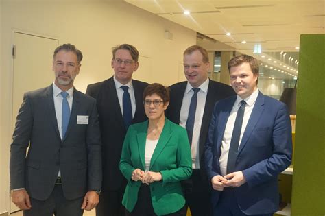 Er führt die beschlüsse des bundesparteitages und des bundesausschusses durch und verabschiedet selbst auch beschlüsse zu wichtigen politischen themen. Jahresrückblick 2020: CDU-Bundestagsvorsitzende AKK zu ...