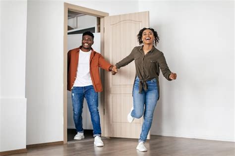 Premium Photo Excited African American Couple Running Into Room Entering New House