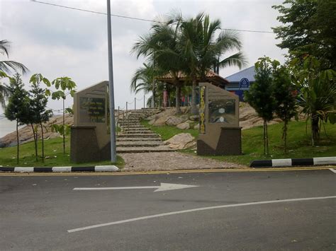 Daerah ini terletak di tenggara muar, barat daya kluang, timur laut pontian dan selatan segamat. MeNarA KehiDupaN: September 2011