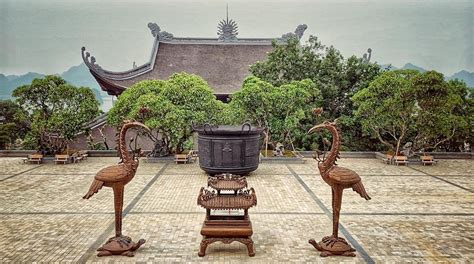 Chùa tam chúc đang trồng cây bồ đề có tuổi thọ lớn nhất thế giới do chủ tịch quốc hội sri lanka tặng cho việt nam. Cảnh sắc chùa Tam Chúc - Vịnh Hạ Long trên cạn ở Hà Nam