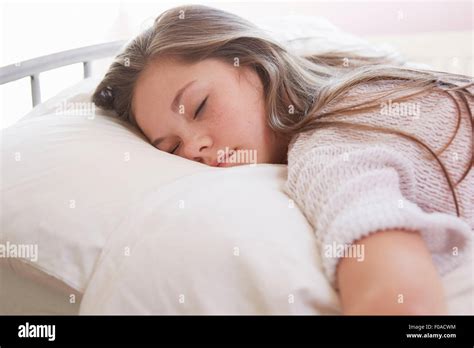 Chica Acostada En La Cama Dormido Fotografía De Stock Alamy