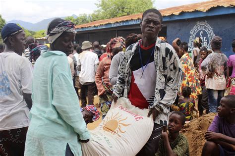thousands break sierra leone ebola quarantine for food