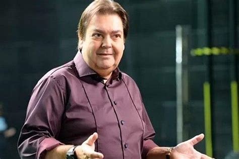 Хесус родриго, александра граф, марко а. Faustão se recupera em casa após ser internado com dores ...