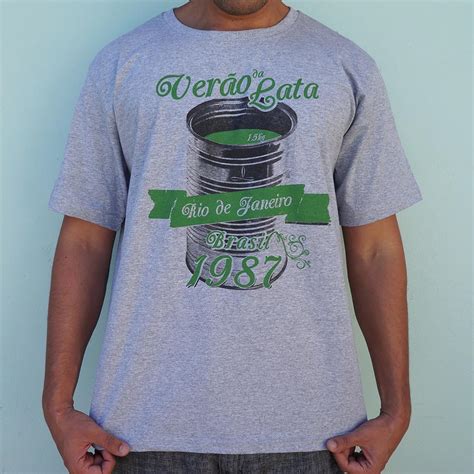 O verão da lata aconteceu pela primeira vez nos anos 80, quando um navio despejou 200 toneladas de maconha que boiaram até o litoral brasileiro. Camiseta Manala Verão da Lata - Mescla
