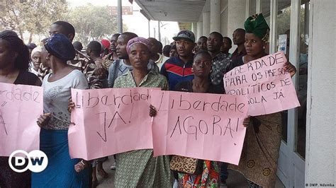 Governo De Luanda Proíbe Protesto De Familiares De Ativistas Dw 21082015