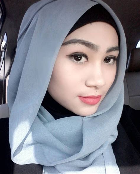 Wanita Muslimah Cantik Berhijab Dan Mata Biru Taylortarofrancis