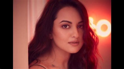 Sonakshi Sinha Gives Reply To A Fan Who Asked To Post Bikini Photo Malayalam Filmibeat