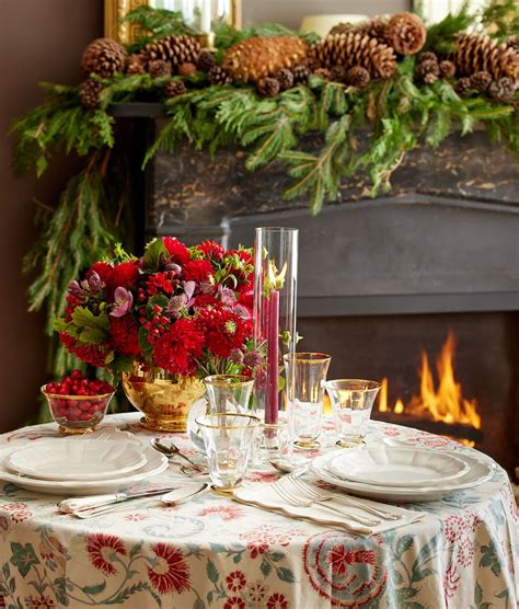 Christmas Mantel Ideas That Anyone Could Pull Off