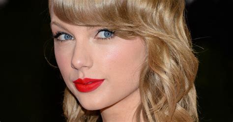 Taylor Swifts Best Lipstick Looks Huffpost Style