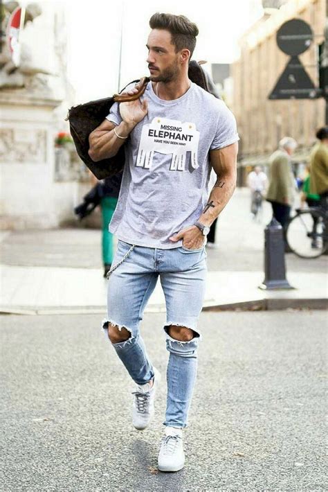 Make An Awesome Outfit With Ripped Jeans By Wearing This Cute Graphic