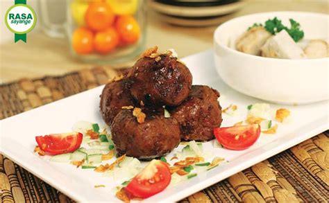 Tidak hanya rasanya yang pasti enak dan gurih, aroma pengasapan dari proses bakaran pun akan menambah cita rasa bakso. Bakso Bakar | rasasayange.co.id