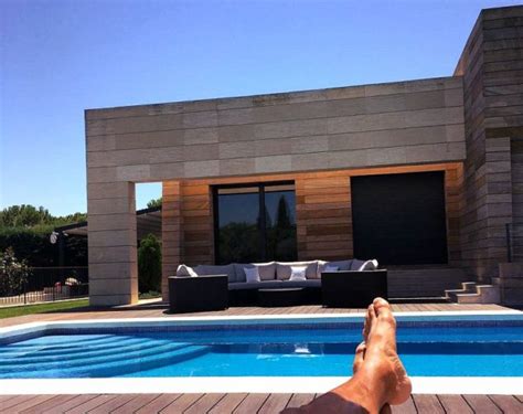 En el interior de la vivienda, podemos encontrar siete habitaciones enormes, cocina amueblada, nueve baños, calefacción de gas, armarios empotrados, aire acondicionado, terraza y jardín de. Casa de lujo de Cristiano Ronaldo en Madrid | ArQuitexs