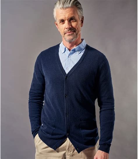 Economisez avec notre option de livraison gratuite. Bleu nuit | Cardigan à col en V - Homme - Pur Cachemire ...