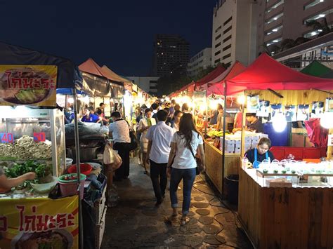 Müssen tickets für train night market im voraus gebucht werden? Bangkok night market: Ratchada Train Market " Talad Rotfai"