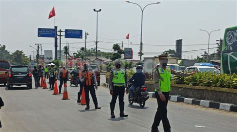 Kondisi penutupan ini dilakukan agar pemeriksaan penyekatan lebih terkontrol di jalan tol japek. Larangan Mudik 2021, Ini 4 Titik Penyekatan di Kalteng ...