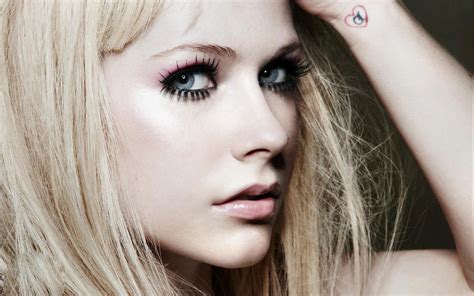 Avril Lavigne Singer Blonde Wallpaper Coolwallpapersme