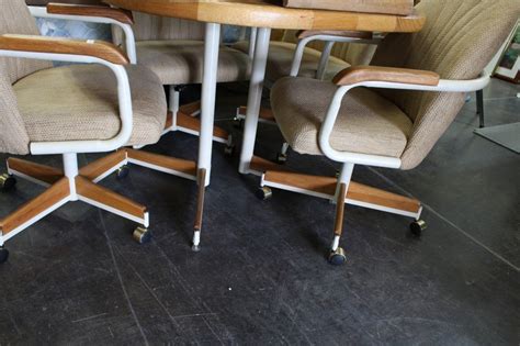 Hillsdale grand bay rectangle dining set with caster chair. Dinette Table w/1 Leaf & 4 Rolling Chairs