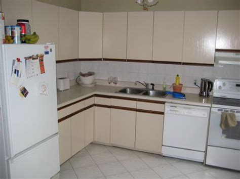 Do you want to update your ugly 80s kitchen, but remodeling isn't in the budget? Before and Afters of simple kitchen upgrades with 80s cabinets | Home | Pinterest | Painting ...