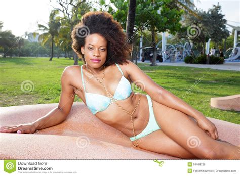 Mooie Jamaicaanse Vrouw In Een Bikini Stock Foto Image Of Miami Palm