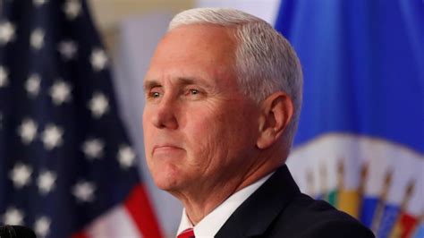 Перевод слова pence, американское и британское произношение, транскрипция, словосочетания, примеры использования. Mike Pence's Brother Wins GOP Nomination for His Old ...