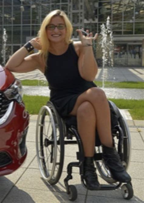 Pin Von Francesca Hearne Auf Wheelchair Women In 2023 Frau Rollstuhl