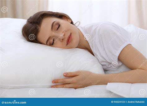 Mujer Joven Hermosa Que Duerme Mientras Que Miente En Cama