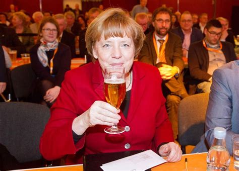 Merkel Modtager Frihedspris Mon Ikke Hun Fejrer Den Med En øl Bt