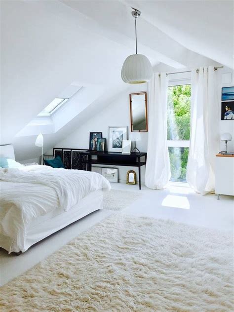 Ein schlafzimmer direkt unter dem dach einrichten? Helles Schlafzimmer (mit Bildern) | Wandgestaltung ...