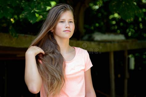 Молодой девочка подросток в парке с счастливым выражением лица Стоковое Фото изображение