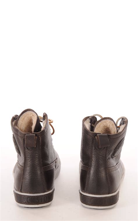 Un revers fourré ton sur ton à bouton pression sur le côté. Baskets Cuir Homme Marron fourrées mouton Blackstone - La ...