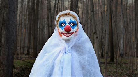 A Surprising History Of The Creepy Clown Bbc Culture
