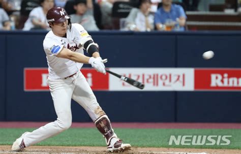 서울=뉴시스 권혁진 기자 = 대수비로 등장해 결승 홈런까지 때린 김하성(샌디에이고 파드리스)은 본인의 힘으로 마침표를 찍겠다는 각오로 마지막 타석에 임했다고 했다. '김하성, 첫 골든글러브 가능성' 수비율 1위…홈런·타점·득점 ...
