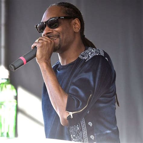 Watch Snoop Doggs Sign Language Interpreter Steal The Show At Concert