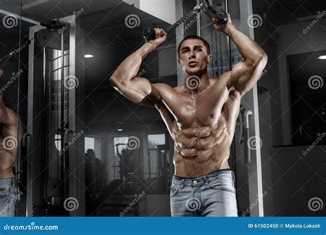 Homme Musculaire Sexy Tablissant Dans Le Gymnase Abdominal Form Abs
