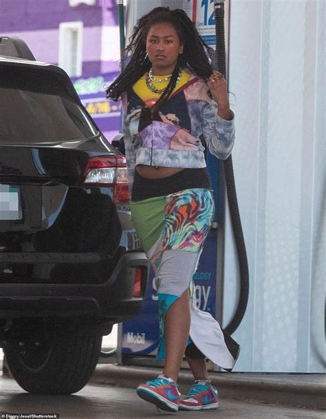 Sasha Obama Looks Glum As She Fills Up Her Tank With Gas In Los Angeles Daily Mail Online