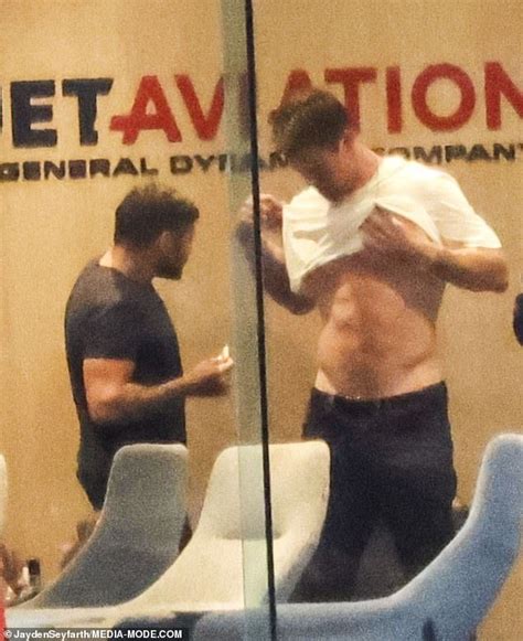 Chris Hemsworth Showed His Abs To His Personal Trainer Before Tucking