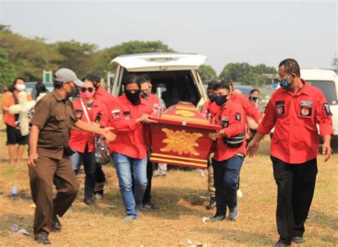 Atau hanya republik indonesia (ri) adalah negara di asia tenggara yang dilintasi garis khatulistiwa dan berada di antara daratan benua asia dan australia, serta antara samudra pasifik dan samudra hindia. Orang Batak Puji "Pemuda Batak Bersatu" yang Solid Lakukan ...