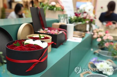 제46회 성년의날 청소년에서 성년으로 ytn. '성년의 날' 장미 수요 감소 | 연합뉴스