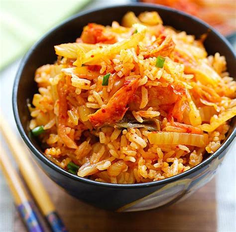 Kamu bisa menikmati nasi goreng ini dengan kerupuk. Coba Nasi Goreng Khas Korea ini untuk Sarapan Tengah ...