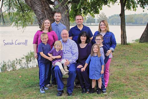 Extended family poses - fall family of 10 poses | Family photo pose, Cute family photos, Family 