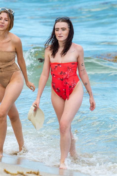 urszula makowska 在海滩上炫耀她性感的身体 18 相片 裸体名人