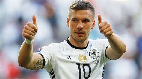Das kündigte bundestrainer joachim löw einen tag vor der partie am mittwoch in. Nationalmannschaft: Lukas Podolski hört als ...