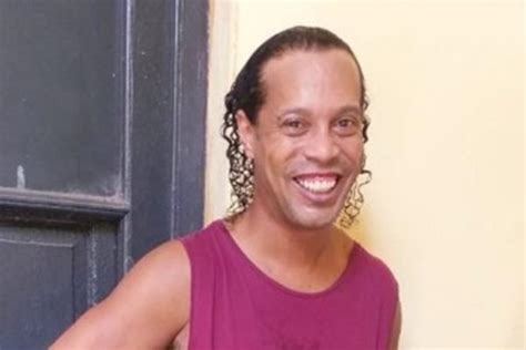 Diretor de prisão diz que Ronaldinho está sempre sorrindo Metrópoles