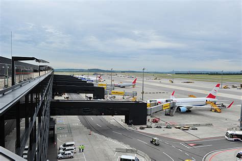 Bank austria flughafen wien schwechat office park iii, 1300 vienna, österreich wegbeschreibung für diesen spot schließen. Besucherdeck am Flughafen Wien öffnet morgen seine Pforten ...