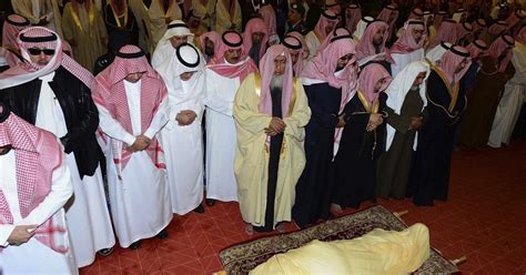 Thousands Gather For Saudi Kings Burial In An Unmarked Grave