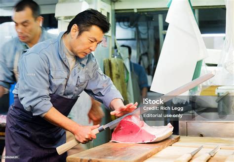 Tukang Daging Tuna Jepang Foto Stok Unduh Gambar Sekarang Ikan Pasar Toko Ritel Asia